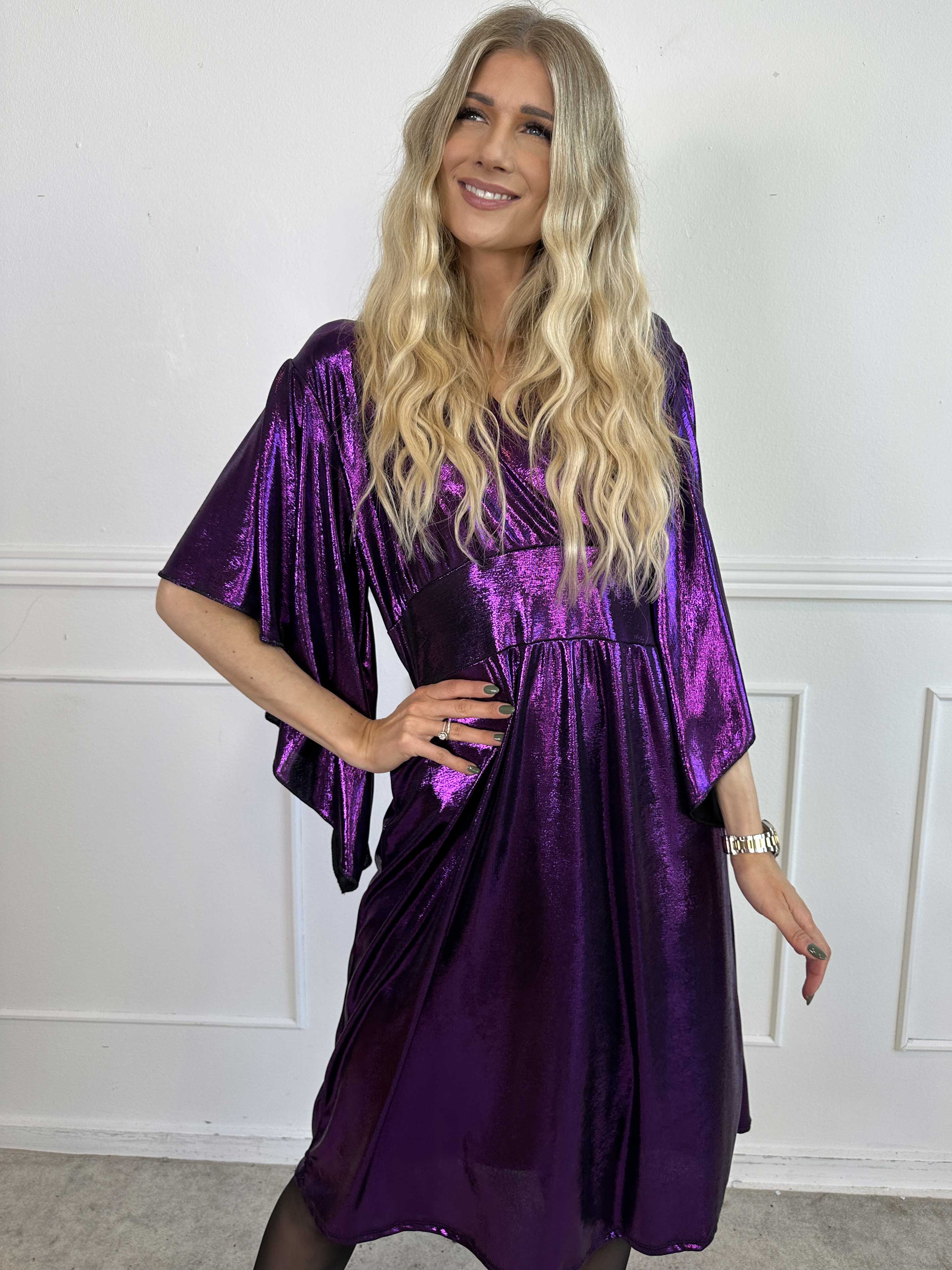 Safi - Elegant kjole shiny materiale med søde ærmer